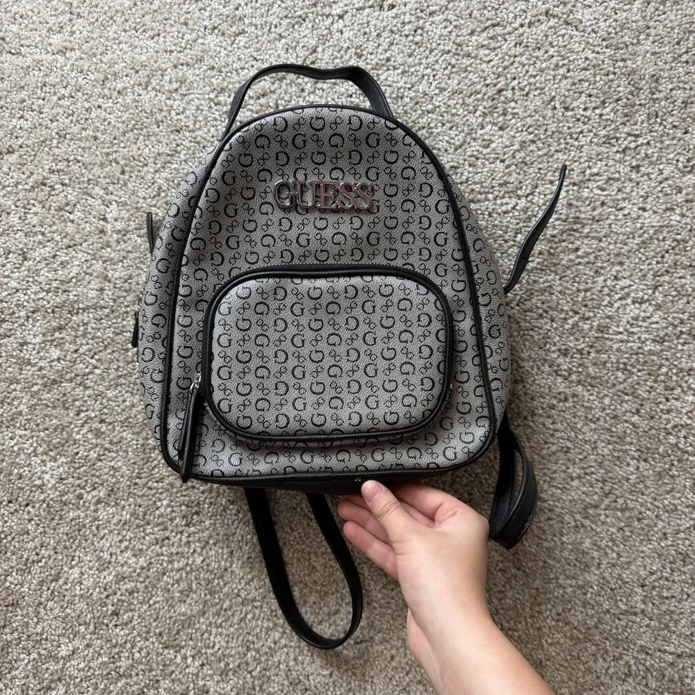 guess mini backpack for women's womens Manhattan Large Backpack, Black, One Size US: Clothing, Shoes & Jewelry It has a hand chain at the top and adjustable back straps Guess Women's Leder Rucksack Guess